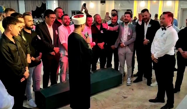 Dünya evine girecek arkadaşlarına tabut hazırladılar