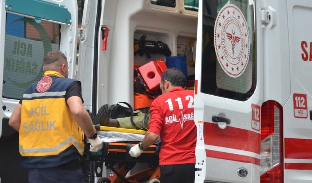 Hafif Ticari Araç ile Otomobil Çarpıştı: 2 Kişi Yaralandı