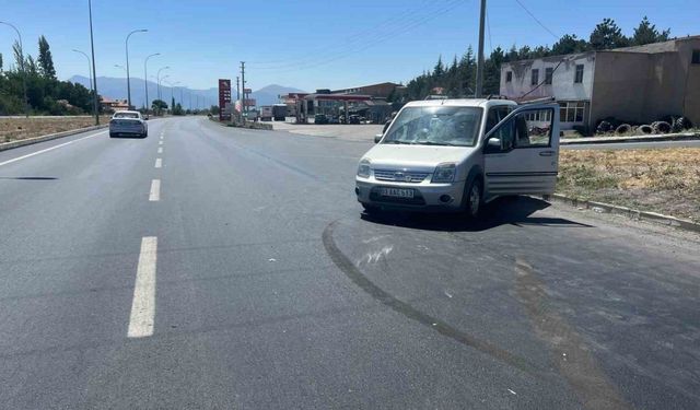 İki hafif ticari aracın kazasıyla 2 kişi hastanelik oldu
