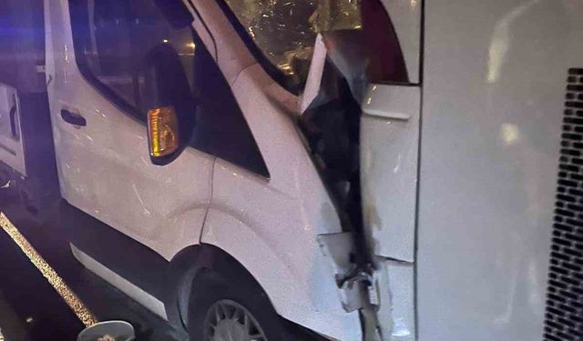 Kamyonete arkadan çarptı, can pazarı yaşandı: 7 yaralı