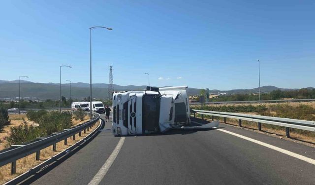 Kazaya karışan tır devrildi, kavşakta uzun kuyruklar oluştu