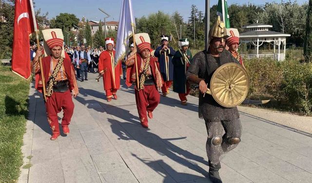Komşuda Ay yıldızlı bayraklar ve mehteran eşliğinde Yörük Yürüyüşü