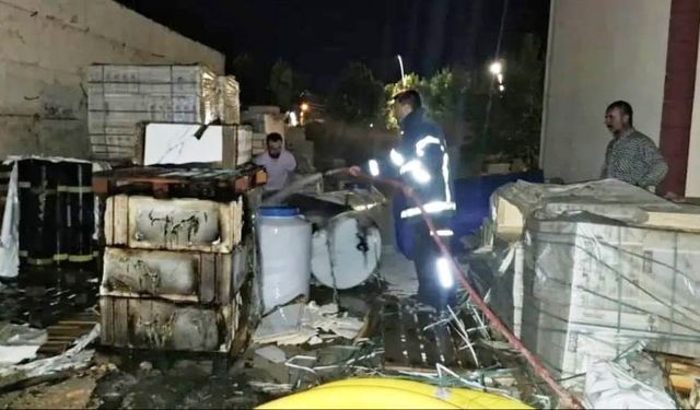 Kütahya'da korkutan yangın: İş yerinin deposu cehenneme döndü