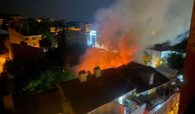 Kütahya'da kuaför dükkanı alev alev yandı