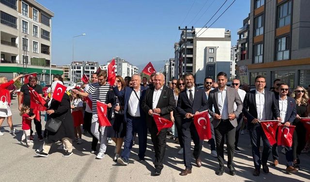 Mahalle Halkı Ellerinde Bayraklarla Zafer Yürüyüşüne Katıldı