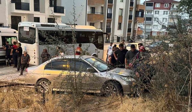 Minibüs ve Otomobil Çarpıştı, Yaya Can Pazarı Yaşadı