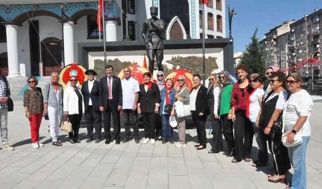 CHP Heyeti Zafer Meydanı’nda Çelenk Sundu
