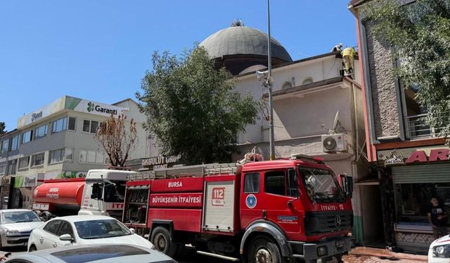 Cadde üzerindeki camide yangın endişe yarattı