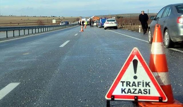 Sürücü Direksiyon Hakimiyetini Kaybetti, Araç Devrildi 4 kişi yaralandı