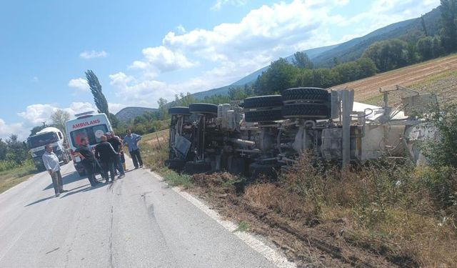 Kütahya'da teker patladı, mikser devrildi