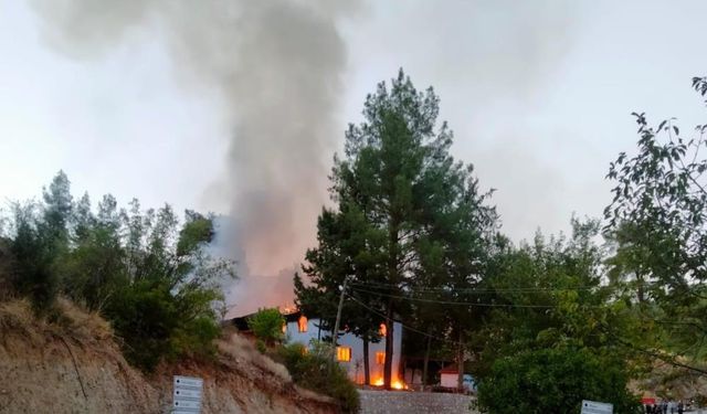 Camide şekebe kısa devre yaptı, otomobil kül oldu