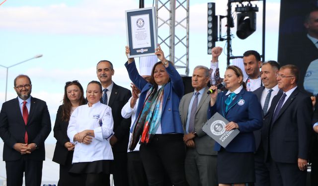 1930 kilo ağırlığındaki sucuklu yumurta rekorlar kitabına girdi