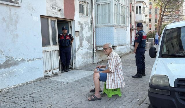 75 yaşındaki adamın evi kaçak hap ve tütün yuvası çıktı