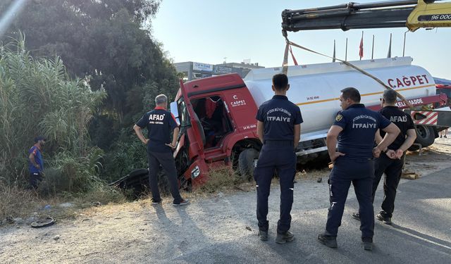 Çarpışan araçlar su kanalına düştü: 3 yaralı