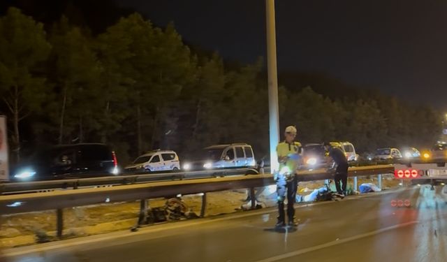 Kavşakta bariyerlere çarpan genç sürücü yaşamını yitirdi