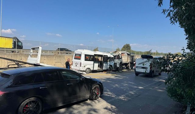 Minibüs ve kamyon birbirine girdi: 2 yaralı