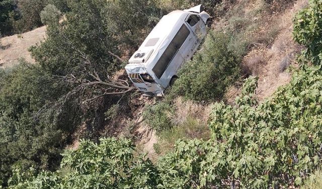 Servis aracı, uçuruma yuvarlandı: 5 yaralı