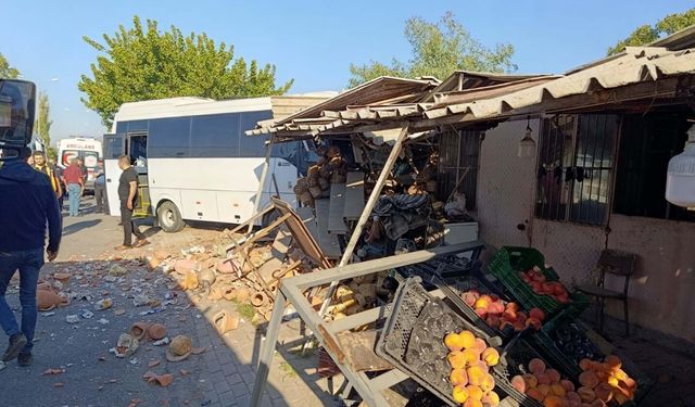 Yol kenarındaki iş yerine çarpan midibüs paniği