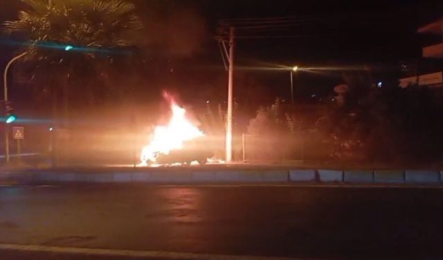 Yolda kalan araç alev alev yandı