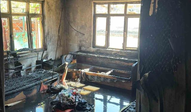 Elektrik kontağından çıkan yangın evi sardı