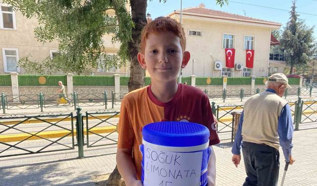Haftada Bir Gün Limonata Satıyor