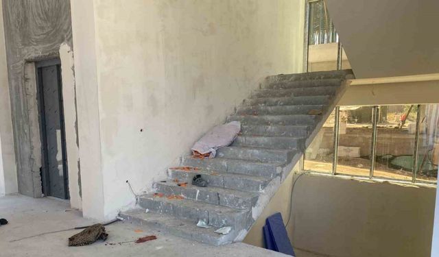 İnşaat işçisi merdivenden yuvarlandı, yaralandı