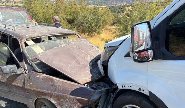 Kafa Kafaya Çarpışma: 2 Kişi Yaralandı