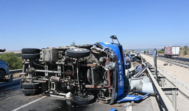 Korkunç Kaza: Otomobil Çarptı, Kamyon Devrildi, 2 Kişi Yaralandı