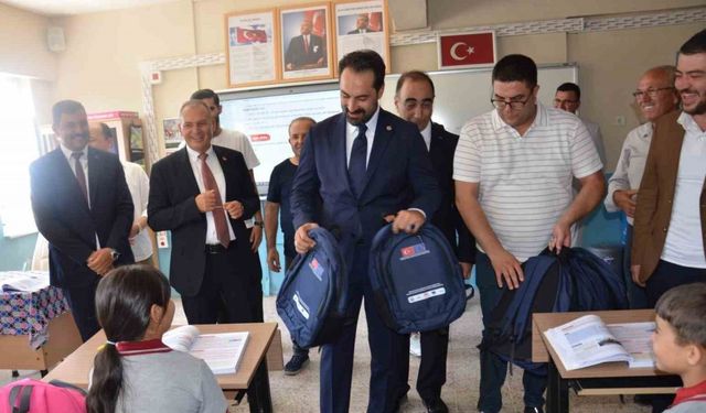 Öğrencilere ilk gün sevinci: Çantalar hediye edildi