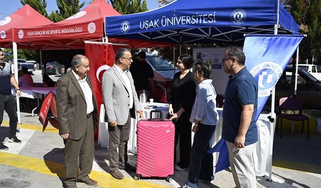 Uşak Üniversitesi yeni kayıt yaptıran öğrencilerini otogarda karşıladı