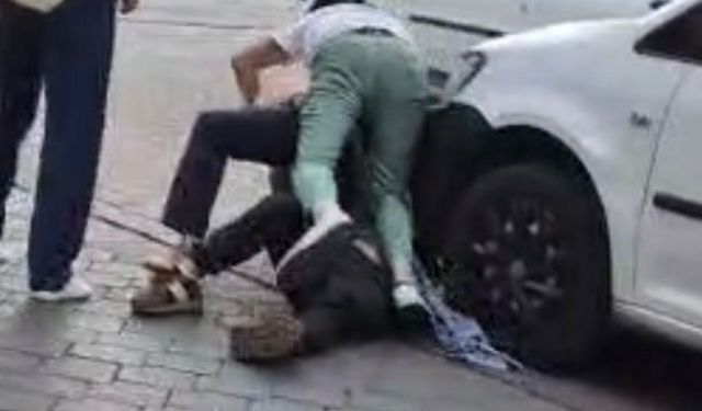 Bıçaklı kavga sokakta yürekleri ağza getirdi