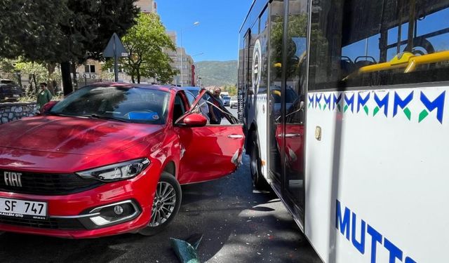 Otomobile, belediye otobüsü çarptı