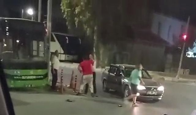 Işıklarda duran araçta darp edilen kadını şoförler kurtardı