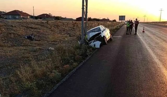 Gece Yarısı Kaza: Direğe Çarpan Araçta 3 Yaralı Var