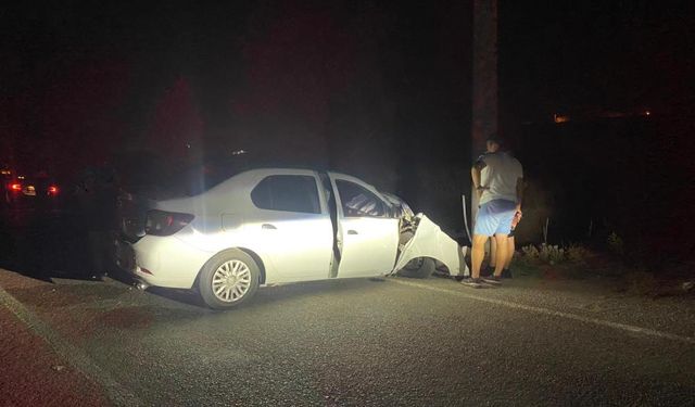 Lastiği patlayan araç direğe çarptı: 1 yaralı