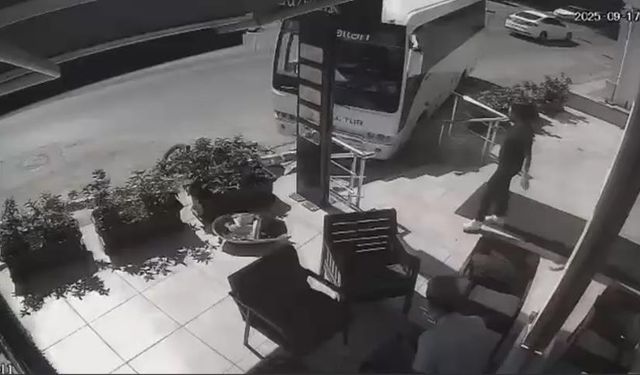 Fren boşaldı, midibüs elektrik direğine çarptı