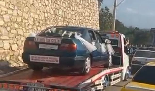 Düğün arabası arızalandı, yoldan geçen çekici yardıma geldi