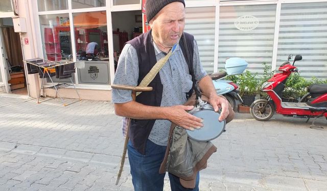 Görme engelli baba, 50 yıldır darbuka çalarak gönülleri kazanıyor