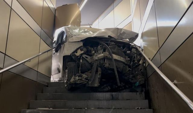 Otomobil, metro istasyonuna girdi: 1 yaralı