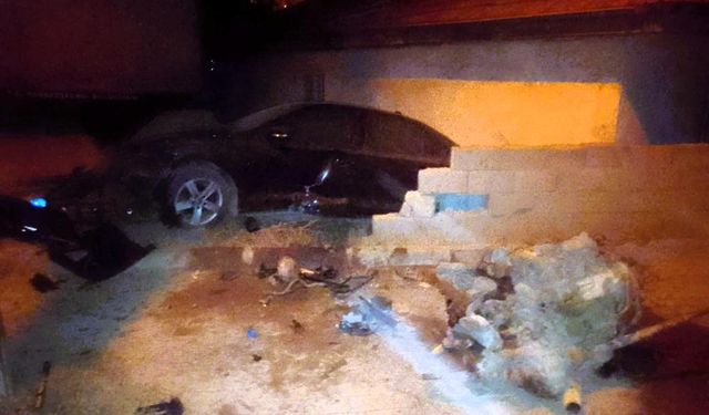 Lüks araç duvarı yıkıp ev bahçesine daldı