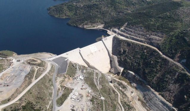 Menderes Barajı kurumaya yüz tuttu