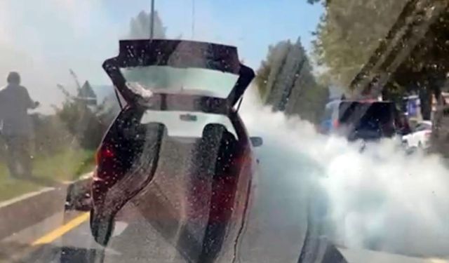 Seyir halindeki araçtan dumanlar yükseldi