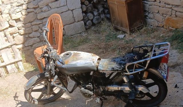 Park halindeki motosikleti yaktılar