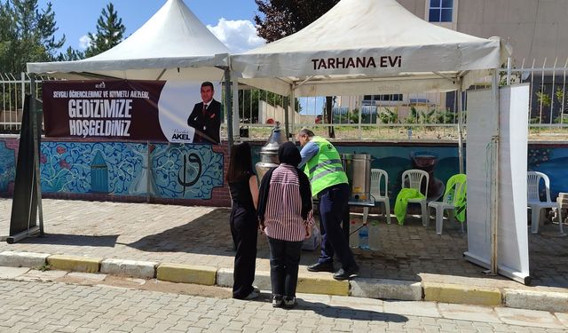 Gediz'e kayıt için gelen öğrenciler tarhana sürpriziyle karşılandı
