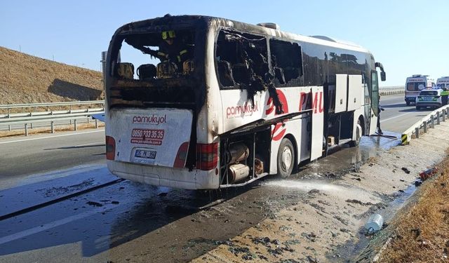 Yolcu otobüsü alev alarak kullanılamaz hale geldi