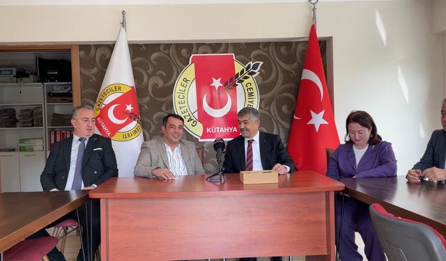 Hayati Çetin’den Kütahya’da Sert Mesaj:  “Besleyemediğimiz İçin Geri Zekâlı Bir Nesil Yetiştiriyoruz”