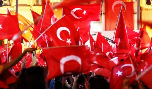 Cumhuriyetin 102. yılında Kütahya tek yürek: Bayraklar asılıyor!