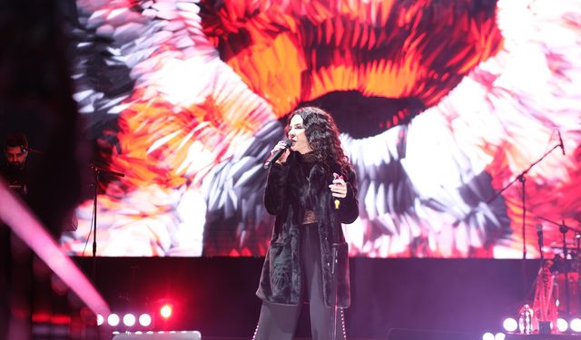 Cumhuriyet coşkusu Tavşanlı’da on binleri birleştirdi! Fatma Turgut sahneyi ateşledi!