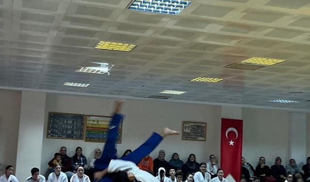 Kütahya’da Judoda Terfi Heyecanı: 100 Sporcu Kemer Atlama Başarısı Gösterdi