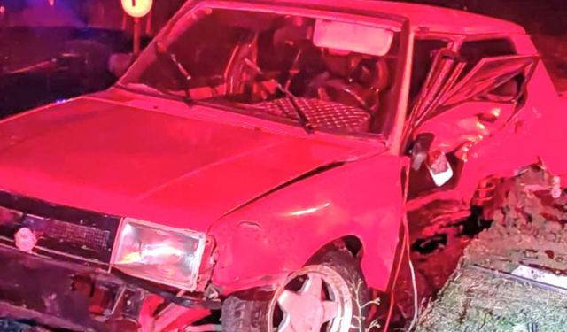 Derecik Kavşağı’nda İki Otomobil Çarpıştı: 6 Yaralı Hastanede